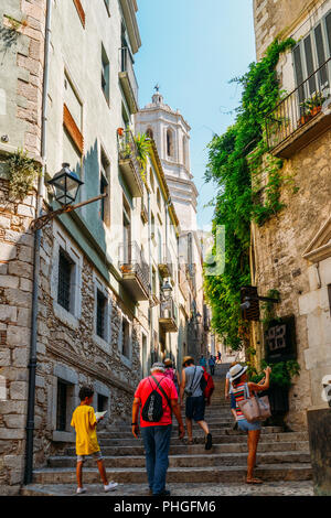 Girona, Espagne - 9 juillet 2018 : Vieille rue de la ville de Gérone avec les touristes sur leur chemin de la cathédrale de Saint Mary, Catalogne, Espagne Banque D'Images