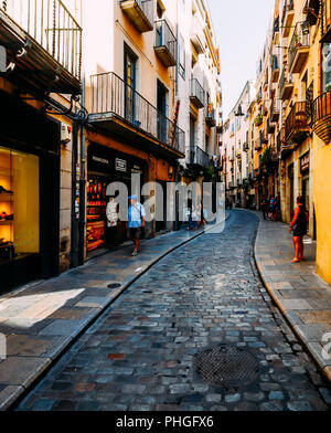 Girona, Espagne - 9 juillet, 2018 : grand angle de rue pavées étroites dans le centre historique de Gérone Banque D'Images