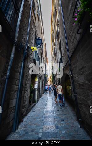 Girona, Espagne - 9 juillet, 2018 : grand angle de rue pavées étroites dans le centre historique de Gérone Banque D'Images