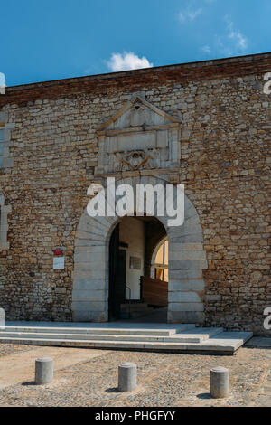 Girona, Espagne - 9 juillet 2018 : immeuble ancien porche entrée de l'Université de Gérone, Catalogne, Espagne Banque D'Images