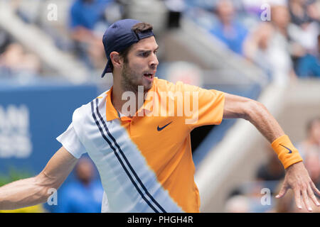 New York, États-Unis. Août 31, 2018. Khachanov Karen de la Russie retourne ball au cours de l'US Open 2018 3ème tour match contre Rafael Nadal de l'Espagne à l'USTA Billie Jean King National Tennis Center Crédit : Lev Radin/Pacific Press/Alamy Live News Banque D'Images