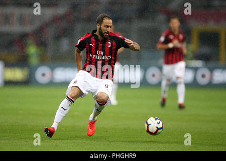 Milan, Italie. Août 31, 2018. 31 août 2018, San Siro, Milan, Italie ; Serie A football, l'AC Milan contre les Roms ; Gonzalo Higuain de Milan contrôle la ball Crédit : Giampiero Sposito/Pacific Press/Alamy Live News Banque D'Images