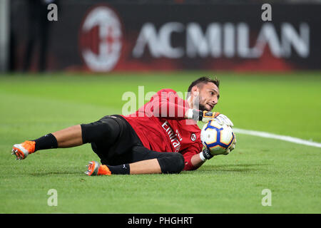 Milan, Italie. Août 31, 2018. 31 août 2018, San Siro, Milan, Italie ; Serie A football, l'AC Milan contre des Roms ; Salutations distinguées Gianluigi de Milan se réchauffe avant le match Crédit : Giampiero Sposito/Pacific Press/Alamy Live News Banque D'Images