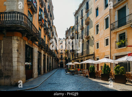 Girona, Espagne - 9 juillet, 2018 : grand angle de visualisation de vide, dans le centre historique de Gérone Banque D'Images