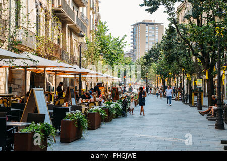 Girona, Espagne - 9 juillet 2018 : Rambla de la Libertal est la rue principale qui traverse le centre de Gérone en Catalogne. La rue est bordée de cafés Banque D'Images