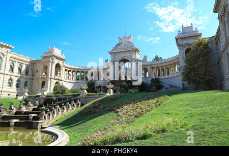 Palais Longchamp à Marseille, sous ciel bleu. Banque D'Images