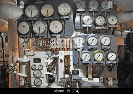 Chaufferie montrant des cadrans de pression, le HMS Belfast, light cruiser amarré sur la Tamise Banque D'Images