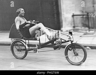 Le Velocar 1933. Le nouveau vélo horizontal est lancé ath le Cycle léger exposition tenue à l'Hôtel de l'horticulture à Westminster. Au lieu d'assis bien droit, les manèges est assis dans un fauteuil et pousse la position vers l'avant avec les jambes. Photos ici Mme Evelyn Hamilton, champion cycliste,à essayer les nouveaux Velocar location. 15 novembre 1933 Plus d'infos sur Evelyn Hamilton : http://classicpicturelibrary.blogspot.com/2018/08/record-breaking-woman-cyclist.html Banque D'Images