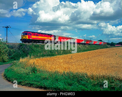 Une paire de locomotives diesel de la classe 47 chiffres 47793 'Saint Augustin' et '47792' haut Robin des bois et un train d'essai résidus SERCO à rue de refroidissement sur la branche du grain sur le 28 juillet 2003. Banque D'Images