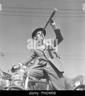 1940s homme sur un vélo. Un homme sur un vélo regarde quelque chose dans un télescope. Suède 1949. Photo Kristoffersson AP92-4 Banque D'Images