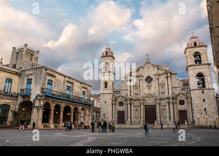 La Havane, Cuba - 10 décembre 2017 : Square et église cathédrale de La Havane (Cuba) et les touristes au coucher du soleil Banque D'Images