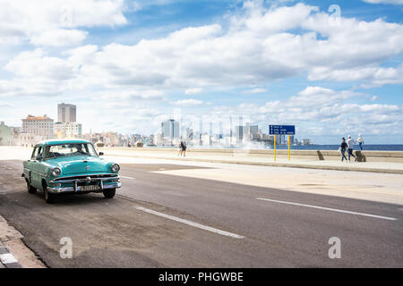 La Havane, Cuba - 11 décembre 2017 : Vieille voiture classique qui traverse le Malecon de La Havane Banque D'Images