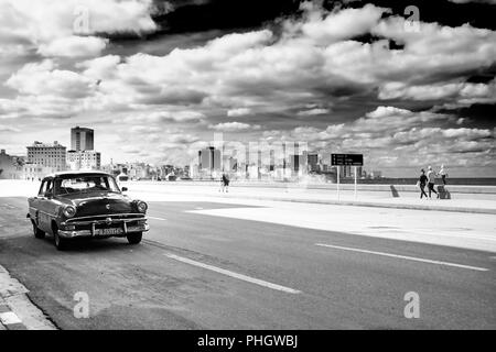 La Havane, Cuba - 11 décembre 2017 : Vieille voiture classique qui traverse le Malecon de La Havane Banque D'Images