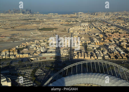 Qatar, Doha, Kalifa International Stadium et Skyline Banque D'Images