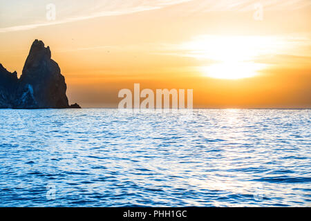 Coucher du soleil au-dessus de la mer bleue Banque D'Images