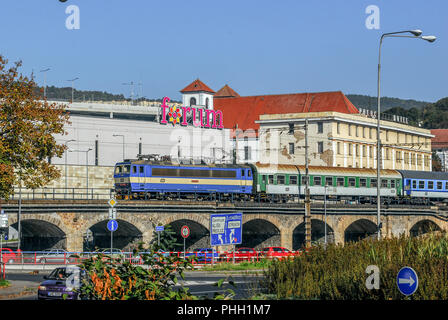 Un train rapide jusqu'à Usti nad Labem (République Tchèque) Banque D'Images