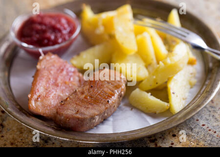 Filet de poisson Thon soutenue avec des pommes de terre sur la plaque sur la pierre Banque D'Images