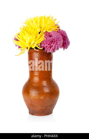 Grand pot en argile avec dahlias fleurs isolé sur fond blanc Banque D'Images