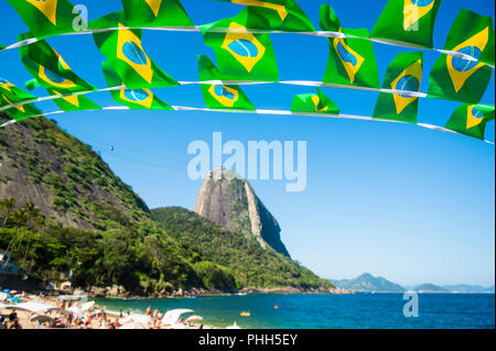 Brazilian flag bunting à Praia Vermelha Plage Rouge au mont Sugarloaf Pao de Acucar Rio de Janeiro Brésil Banque D'Images