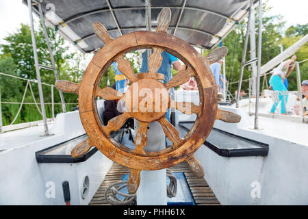 Volant sur le yacht Banque D'Images