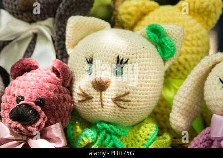 Ccute jouets tricotés chaton tricoté siéger ensemble avec d'autres jouets au crochet sur le marché. Banque D'Images