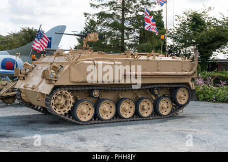 L'armée britannique l'AFV 432 light tank en camouflage désert peint Banque D'Images