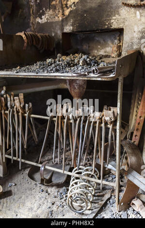 Forge avec un foyer et une pince ancienne dans un atelier Banque D'Images