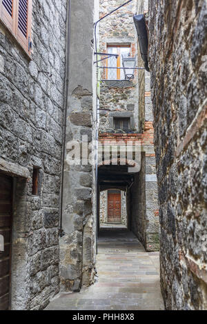 Ruelle étroite dans un vieux quartier Banque D'Images