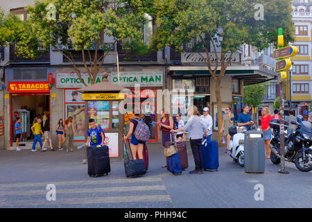 Une famille en ligne à côté de leur poussette près de la Plaza Mayor à Madrid, Espagne. Banque D'Images