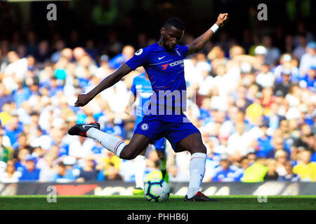 Londres, Royaume-Uni. 1er septembre 2018. Antonio Rudiger de Chelsea prend un tir au but. Premier League, Chelsea v Bournemouth AFC à Stamford Bridge à Londres le samedi 1er septembre 2018. Ce droit ne peut être utilisé qu'à des fins rédactionnelles. Usage éditorial uniquement, licence requise pour un usage commercial. Aucune utilisation de pari, de jeux ou d'un seul club/ligue/dvd publications. pic par Steffan Bowen/ Andrew Orchard la photographie de sport/Alamy live news Banque D'Images