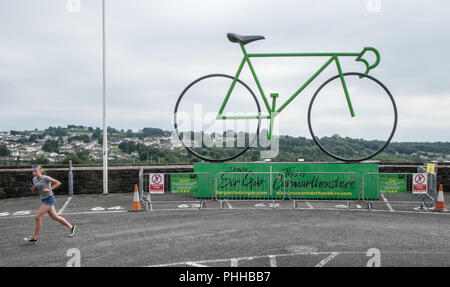 Carmarthenshire, Pays de Galles, Royaume-Uni. 1er septembre 2018. Tour de Bretagne cycliste professionnel événement provient de Carmarthenshire, Pays de Galles, Royaume-Uni.Grande promotion d'un vélo géant au conseil du comté de Carmarthenshire Carmarthen,bureaux,Carmarthenshire, Pays de Galles.UK. Vainqueur du Tour de France Gallois Geraint Thomas fera concurrence à la maison au cours de cette manifestation de 8 jours. Crédit : Paul Quayle/Alamy Live News Banque D'Images