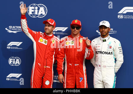 Monza, Italie. 1e septembre 2018. Le pilote Finlandais de Ferrari, Kimi Raikkonen, (C) célèbre l'obtention de la pole position à côté de la Ferrari placé deuxième pilote allemand Sebastian Vettel (L) et troisième placé Mercedes' Lewis Hamilton pilote britannique (R) après la séance de qualification du Grand Prix de Formule 1 d'Italie Crédit : Marco Canoniero/Alamy Live News Banque D'Images