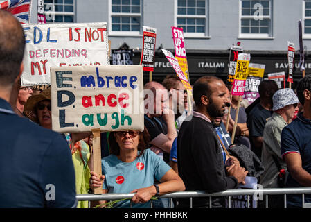 Worcester, Royaume-Uni. 1er septembre 2018. La Ligue de défense anglaise (EDL) a organisé une manifestation nationale dans les Midlands de l'Ouest ville de Worcester, environ 200 personnes ont assisté. Une contre-manifestation a eu lieu une courte distance avec environ 500 personnes. Sur la photo : des contre-manifestants dans le centre-ville de Worcester Crédit : Peter Manning/Alamy Live News Banque D'Images