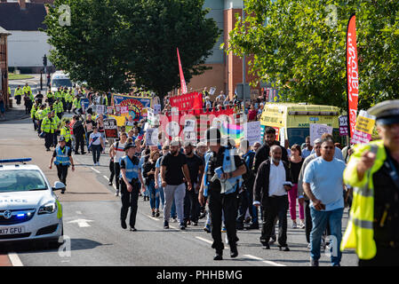 Worcester, Royaume-Uni. 1er septembre 2018. La Ligue de défense anglaise (EDL) a organisé une manifestation nationale dans les Midlands de l'Ouest ville de Worcester, environ 200 personnes ont assisté. Une contre-manifestation a eu lieu une courte distance avec environ 500 personnes. Sur la photo : des contre-manifestants dans le centre-ville de Worcester Crédit : Peter Manning/Alamy Live News Banque D'Images