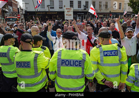 Worcester, Royaume-Uni. 1er septembre 2018. La Ligue de défense anglaise (EDL) a organisé une manifestation nationale dans les Midlands de l'Ouest ville de Worcester, environ 200 personnes ont assisté. Une contre-manifestation a eu lieu une courte distance avec environ 500 personnes. Sur la photo : des partisans de l'EDL dans le centre-ville de Worcester. Crédit : Peter Manning/Alamy Live News Banque D'Images