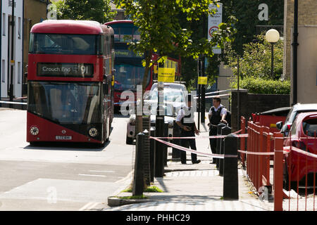 Islington. Le nord de Londres. UK 1 Sept 2108 - scène de crime sur Caledonian Road, au nord de Londres. Des cordons de police sur la région sur Caledonian Road à Islington, où un homme a été arrêté après qu'une jeune femme a été poignardé dans une rue animée au cours d'une attaque de jour. La victime, dans la vingtaine, est soupçonné d'avoir été poignardé dans la poitrine lors de l'incident dans le nord de Londres. Credit : Dinendra Haria/Alamy Live News Banque D'Images