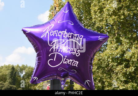 Londres, Royaume-Uni. 1er septembre 2018. Royal bienfaiteurs laisser tributs floraux pour marquer le 21e annniversary de la mort de la princesse Diana sur le 31.08.1997, Kensington Palace, Kensington Gardens, London.UK Crédit : michael melia/Alamy Live News Banque D'Images