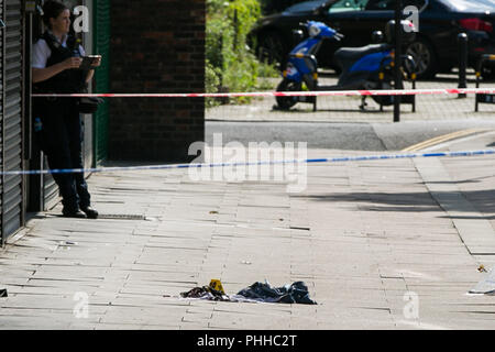 Islington. Le nord de Londres. UK 1 Sept 2108 - scène de crime sur Caledonian Road, au nord de Londres. Des cordons de police sur la région sur Caledonian Road à Islington, où un homme a été arrêté après qu'une jeune femme a été poignardé dans une rue animée au cours d'une attaque de jour. La victime, dans la vingtaine, est soupçonné d'avoir été poignardé dans la poitrine lors de l'incident dans le nord de Londres. Credit : Dinendra Haria/Alamy Live News Banque D'Images