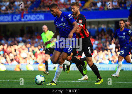 Ruben Loftus-Cheek de Chelsea (L) détient au large de Simon Francis d'AFC Bournemouth (R). Premier League, Chelsea v Bournemouth AFC à Stamford Bridge à Londres le samedi 1er septembre 2018. Ce droit ne peut être utilisé qu'à des fins rédactionnelles. Usage éditorial uniquement, licence requise pour un usage commercial. Aucune utilisation de pari, de jeux ou d'un seul club/ligue/dvd publications. pic par Steffan Bowen/ Andrew Orchard la photographie de sport/Alamy live news Banque D'Images