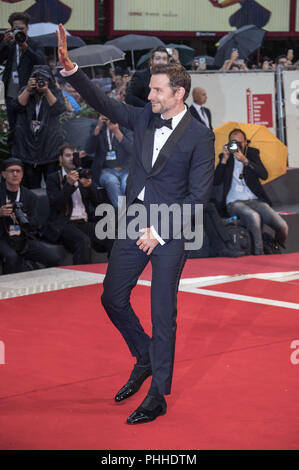 Venise, Italie. Août 31, 2018. Bradley Cooper participant à la "une étoile est née' première mondiale au 75e Festival International du Film de Venise au Palazzo del Cinema le 31 août à Venise, Italie | Conditions de crédit dans le monde entier : dpa/Alamy Live News Banque D'Images
