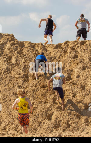 Margate, Kent, UK. 1er septembre 2018. Red Bull a apporté "sables mouvants" de la ville côtière de Margate. Un cours d'endurance sur le sable doré avec des châteaux, des collines, des tranchées et des rouleaux pour tester les concurrents à l'épuisement. Comment dur peut être un kilomètre ? Credit : ernie Jordanie/Alamy Live News Banque D'Images