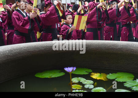 (180901) -- FUZHOU, 1 septembre 2018 (Xinhua) -- Quelque 200 étudiants s'engager dans une activité pour rendre hommage à leurs enseignants à Fuzhou, capitale de la province de Fujian en Chine du sud-est, le 1 septembre 2018. L'activité est tenu de saluer le nouveau semestre sur l'ouverture de l'école jour qui tombe le 1 septembre. (Xinhua/Chanson Weiwei) (ly) Banque D'Images