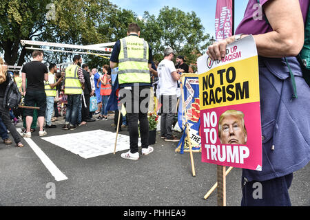 Worcester, Royaume-Uni. 1er septembre 2018. Les manifestants antifascistes sont vues rassemblement dans Hill Street Car Park en avant d'un EDL protester dans la ville de Worcester, Worcester, Royaume-Uni le 1er septembre 2018 Crédit : Jim Wood/Alamy Live News Banque D'Images