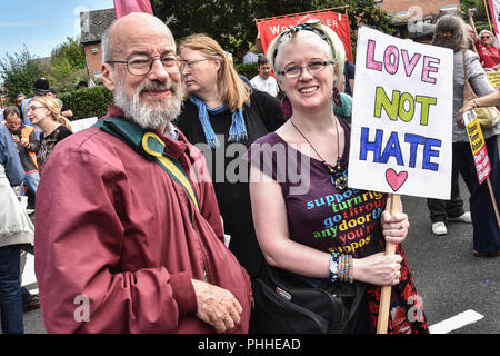 Worcester, Royaume-Uni. 1er septembre 2018. Les manifestants antifascistes sont vues rassemblement dans Hill Street Car Park en avant d'un EDL protester dans la ville de Worcester, Worcester, Royaume-Uni le 1er septembre 2018 Crédit : Jim Wood/Alamy Live News Banque D'Images