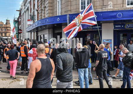 Worcester, Royaume-Uni. 1er septembre 2018. Membres et sympathisants de la Ligue de défense anglaise (EDL) sont vus réunis à Worcester city centre d'avance sur un PC plus protester dans la ville de Worcester, Worcester, Royaume-Uni le 1er septembre 2018 Crédit : Jim Wood/Alamy Live News Banque D'Images