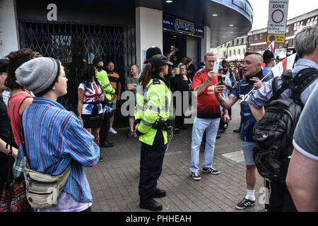 Worcester, Royaume-Uni. 1er septembre 2018. Membres et sympathisants de la Ligue de défense anglaise (EDL) sont vus réunis à Worcester city centre d'avance sur un PC plus protester dans la ville de Worcester, Worcester, Royaume-Uni le 1er septembre 2018 Crédit : Jim Wood/Alamy Live News Banque D'Images