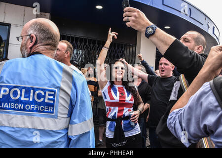 Worcester, Royaume-Uni. 1er septembre 2018. Membres et sympathisants de la Ligue de défense anglaise (EDL) sont vus réunis à Worcester city centre d'avance sur un PC plus protester dans la ville de Worcester, Worcester, Royaume-Uni le 1er septembre 2018 Crédit : Jim Wood/Alamy Live News Banque D'Images