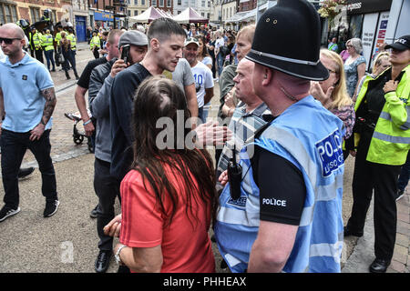 Worcester, Royaume-Uni. 1er septembre 2018. Membres et sympathisants de la Ligue de défense anglaise (EDL) sont vus réunis à Worcester city centre d'avance sur un PC plus protester dans la ville de Worcester, Worcester, Royaume-Uni le 1er septembre 2018 Crédit : Jim Wood/Alamy Live News Banque D'Images