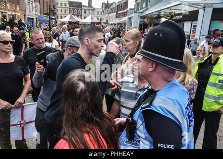 Worcester, Royaume-Uni. 1er septembre 2018. Membres et sympathisants de la Ligue de défense anglaise (EDL) sont vus réunis à Worcester city centre d'avance sur un PC plus protester dans la ville de Worcester, Worcester, Royaume-Uni le 1er septembre 2018 Crédit : Jim Wood/Alamy Live News Banque D'Images