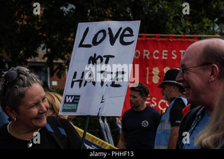 Worcester, Royaume-Uni. 1er septembre 2018. Les manifestants antifascistes sont vues rassemblement dans Hill Street Car Park en avant d'un EDL protester dans la ville de Worcester, Worcester, Royaume-Uni le 1er septembre 2018 Crédit : Jim Wood/Alamy Live News Banque D'Images